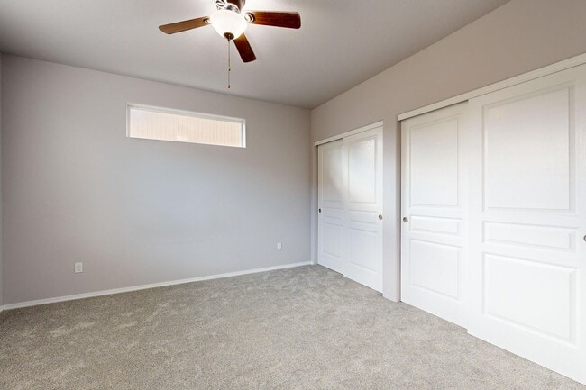 Building Photo - Beautifully maintained 3 bedroom 2.5 bath home