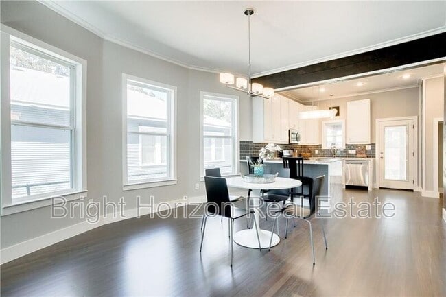 Building Photo - 1821 W 10th St