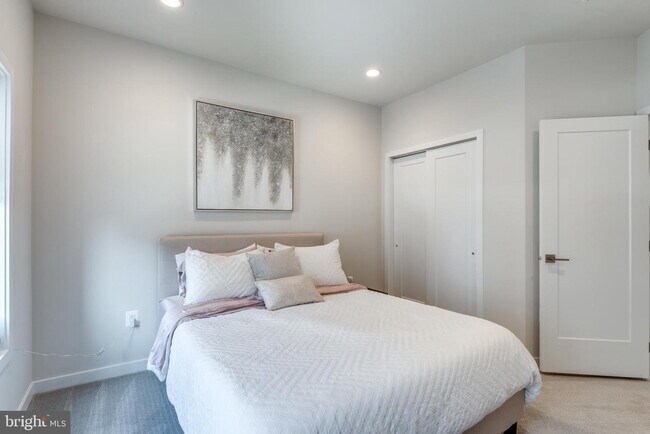 Building Photo - MOVE-IN READY TOWNHOUSE-STYLE CONDO IN ASHBURN