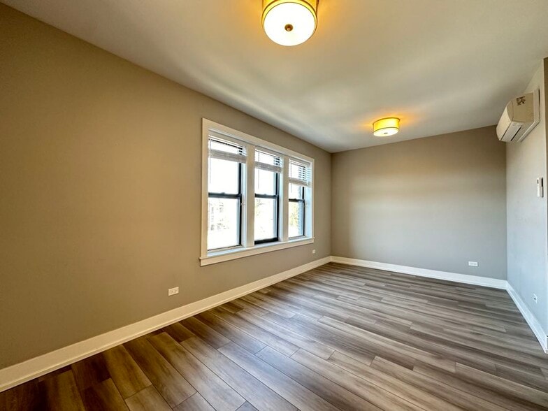 Building Photo - 3934 N Janssen Ave