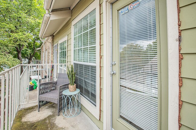 Building Photo - Oaks of Lakewood Condominiums 2nd Floor, 2...