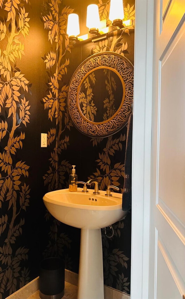 Building Photo - 3333 NE 32nd Ave