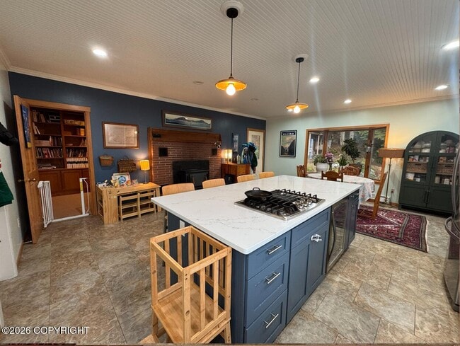 Building Photo - 636 Main St