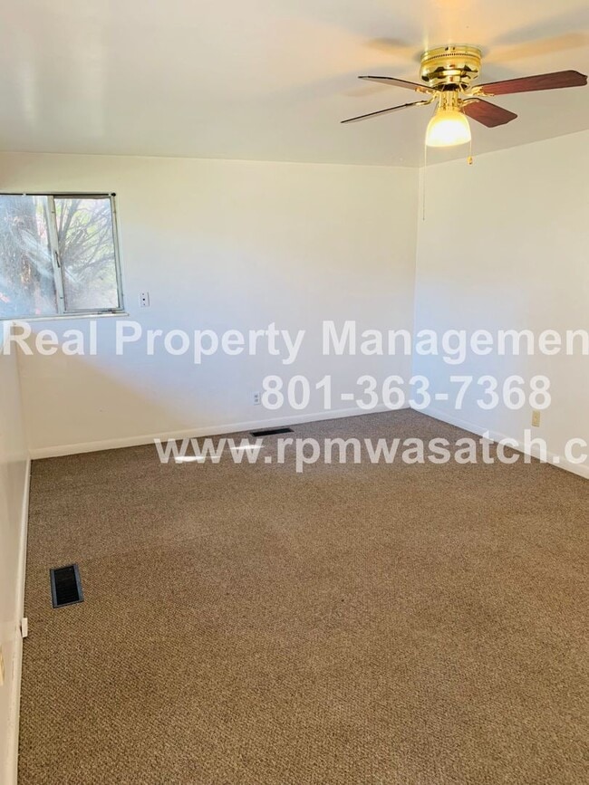 Building Photo - Check out This 2 Bedroom 1 Bathroom Salt L...