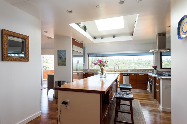 Building Photo - 7 treetop Ln