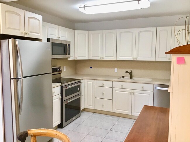 Building Photo - 1004 Newcastle A