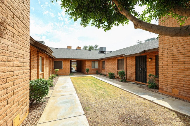 Building Photo - 102 W Concorda Dr