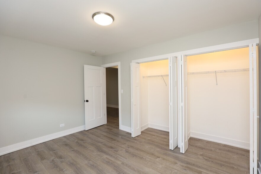 Building Photo - 533 W Surf St