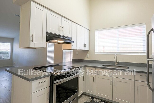 Building Photo - 3229 E Crescent Ave