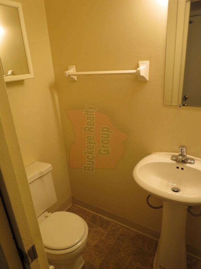 Building Photo - 1147 Mccarley Dr E Columbus, OH 43228