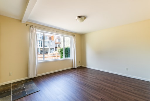 Building Photo - Perfectly located 2 bed/1 bath lower unit duplex in Ballard for $2650 available for move in!