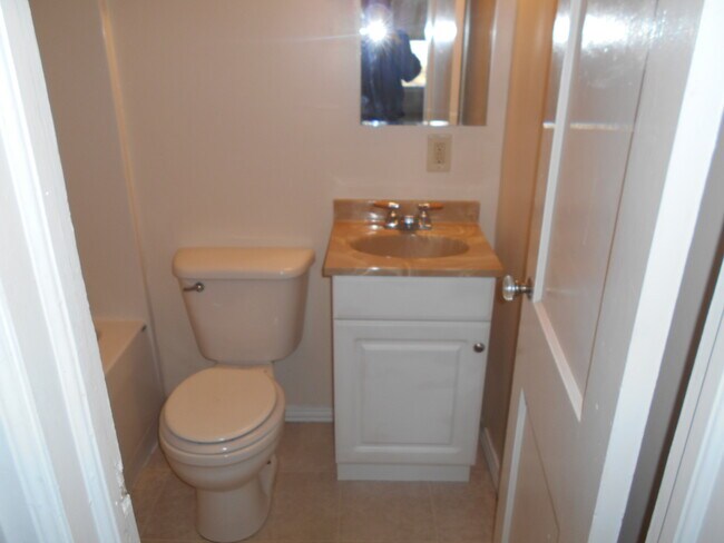 Building Photo - 804 S Crestway St