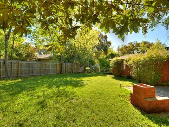 Building Photo - 2600 Twin Oaks Dr