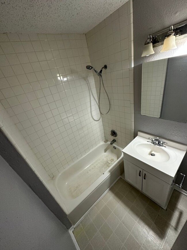 Building Photo - Beautiful 2 Bedroom 1 Bath DUPLEX