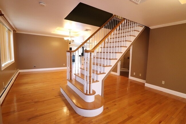 Building Photo - 484 Walnut St