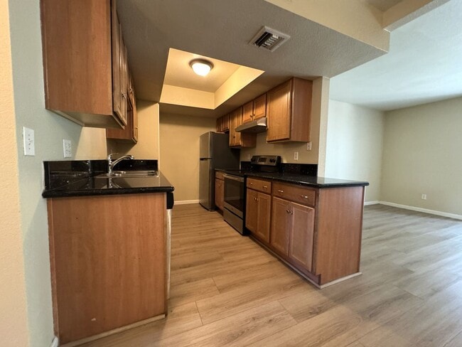 Building Photo - MELROSE DISTRICT CONDO WITH HUGE MOVE-IN SPECIAL – HALF OFF FIRST & SECOND MONTH’S RENT!