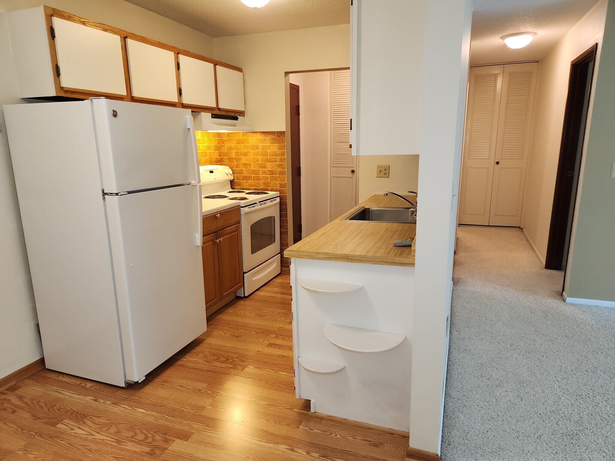 Kitchen - 179 Little Canada Rd E