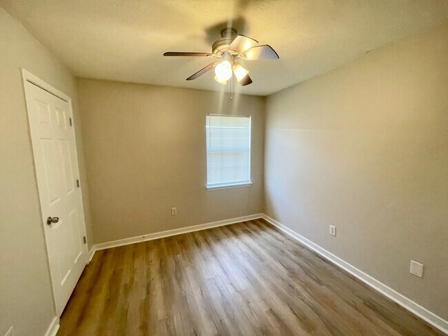 Building Photo - 3 Bedroom/2 bathroom in Pearl for Rent!