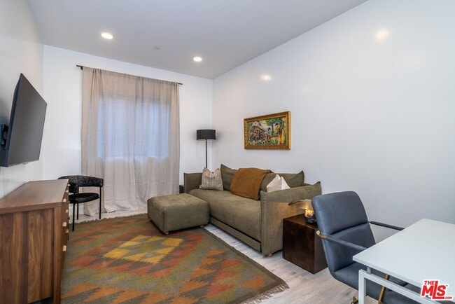 Building Photo - 137 N Doheny Dr