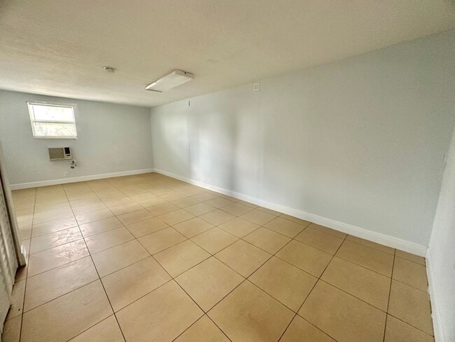 Building Photo - 2 Bed 2 Bath Apartment Near Downtown Fort Myers