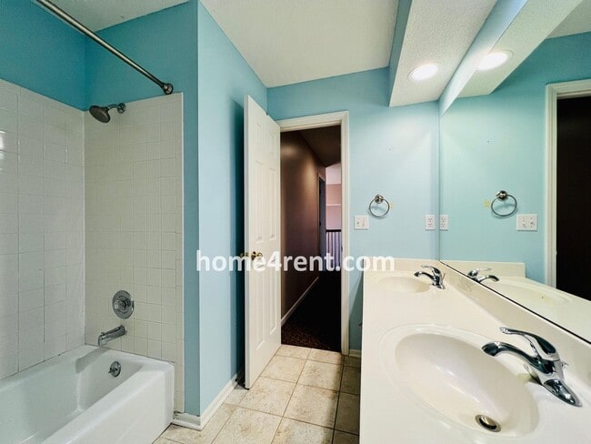 Building Photo - Beautiful Four Bedroom Home in Blue Valley...