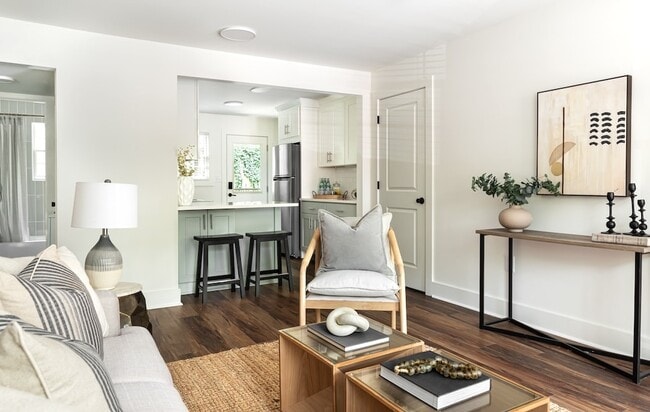 Building Photo - 170 Waverly Way