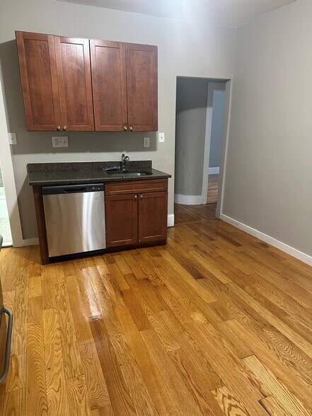 Primary Photo - 33 Algonquin St