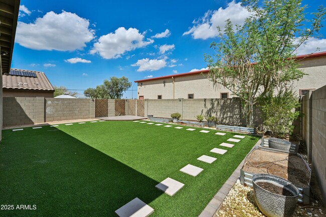 Building Photo - 634 W Kerry Ln
