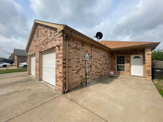 Building Photo - 7516-7518 Novella Dr