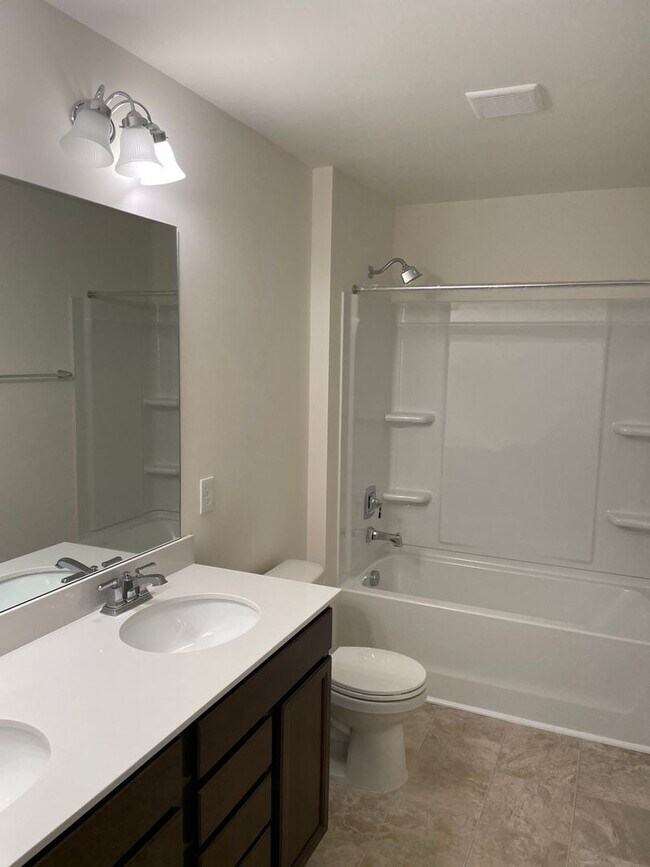 Building Photo - THE COMMONS AT RICHMOND HILL **Rent Specia...