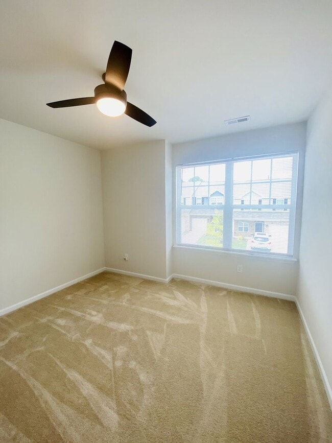 Building Photo - Stylish 3 Bed Townhouse with Granite Countertops and Hardwood Floors in Charlotte!