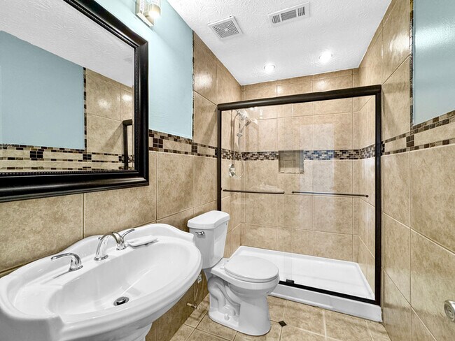Building Photo - Charming 3-bed, 2-bath home located in the...
