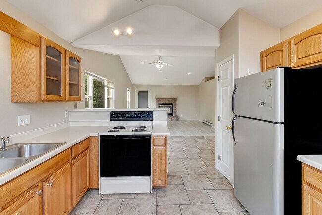 Building Photo - 3 bedroom home with fenced yard and garage in desirable neighborhood!