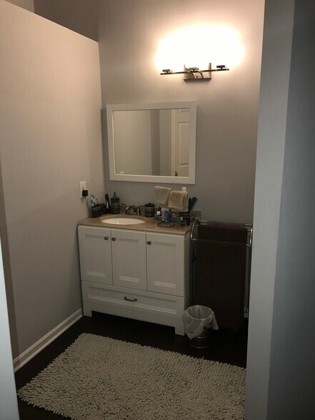 Portion of the master bath - 49730 Plymouth Way