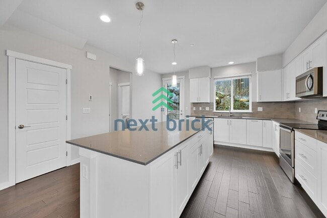 Building Photo - Spacious 3-Bed Townhouse Retreat in Bothell – 1928 Sq Ft of Comfortable Living!