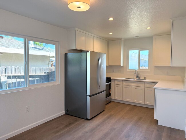 Building Photo - Fully Renovated 2 bed 1 bath !!