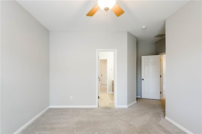 Building Photo - 321 Shea Dr