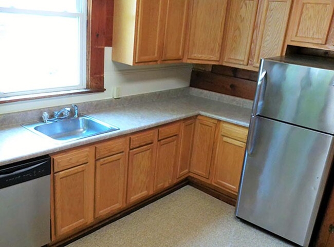 Building Photo - AVAILABLE 6/1/25 - Two Story House With Ha...