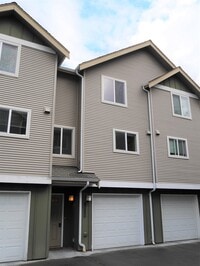 Building Photo - Lovely Lake City 3 Bed Townhome