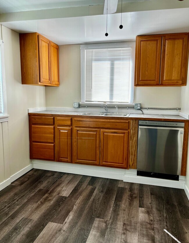 Building Photo - 2 Bedroom Single Family