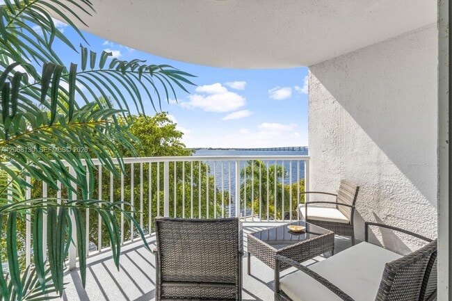 Building Photo - 1420 Brickell Bay Dr