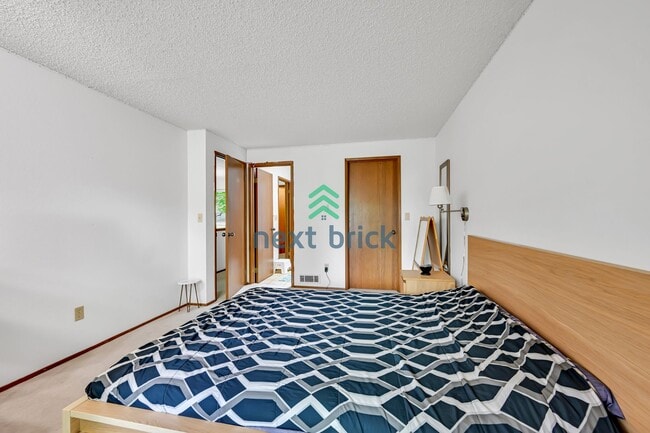Building Photo - 3 BED & 1.5 BATH FOR RENT