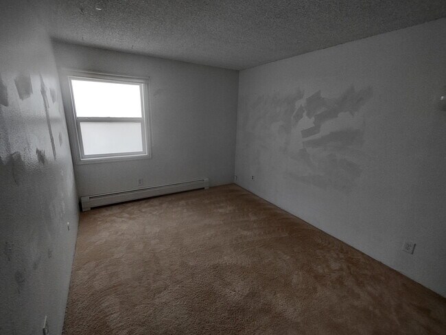 Building Photo - 1300 Golden Cir