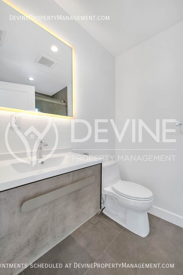 Building Photo - 3026 Greenfield Ave