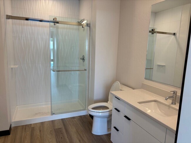 Building Photo - Modern Midtown Living | 2 Bed, 2 Bath Near...