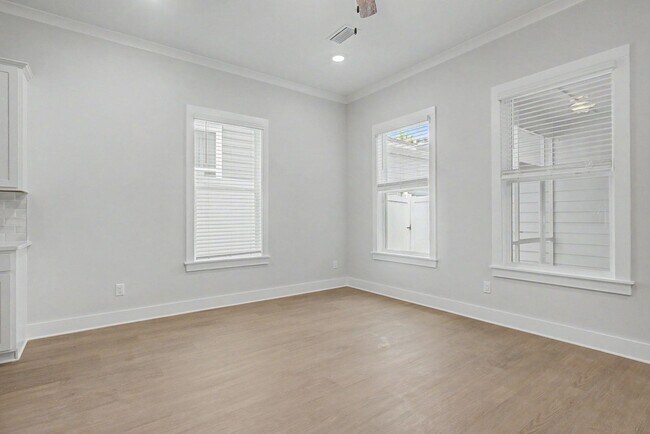 Building Photo - 4065 Four Oaks Blvd