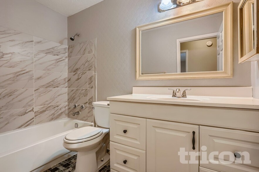 Building Photo - 9980 Lake Forest Way