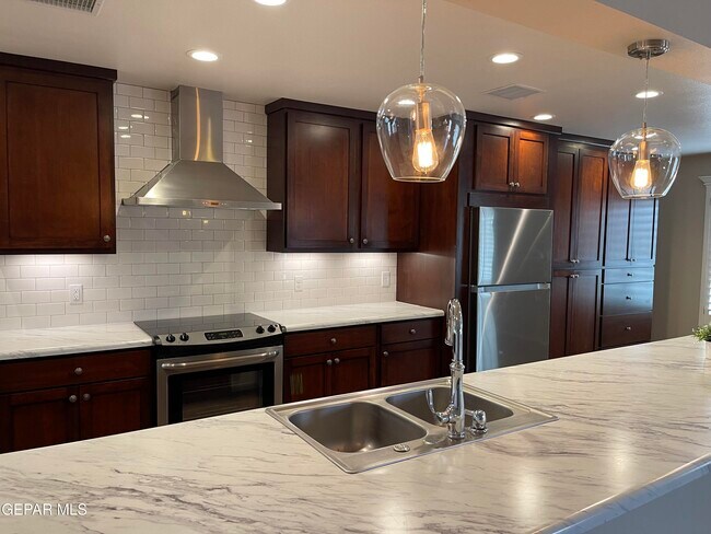 Building Photo - 9220 Lait Dr