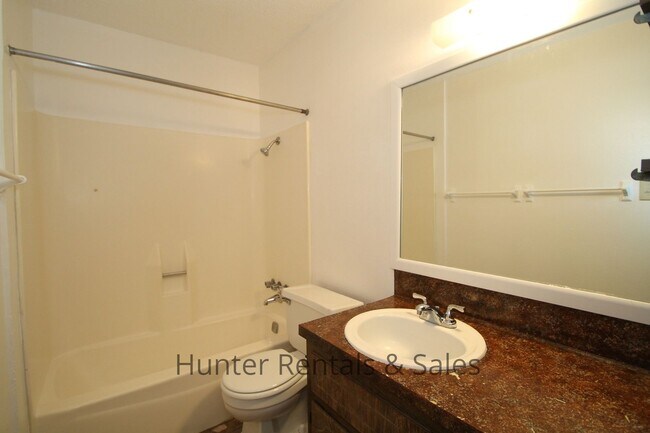 Building Photo - Water paid on this 1 bedroom close to post!