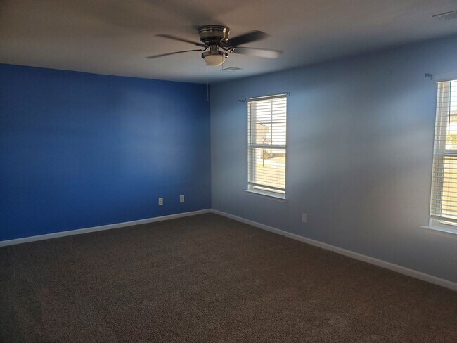 Building Photo - **Available mid January** 4 Bedroom with B...